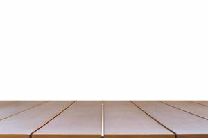piano del tavolo in legno su sfondo bianco foto