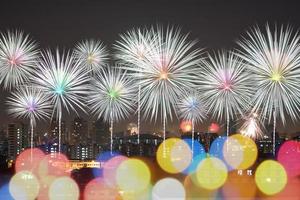 la celebrazione dei fuochi d'artificio felice anno nuovo in città foto