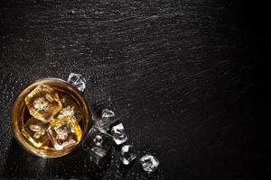 bicchiere di whisky con ghiaccio foto