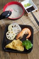 minestra e tempura giapponesi tradizionali di chawanmushi foto