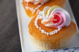 torta alla vaniglia con copertura di crema all'arancia foto