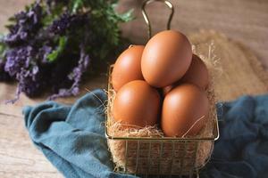 uova di gallina fresche in un cestino di metallo foto