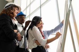 business team in costruzione aziendale parlando di progetto in riunione foto