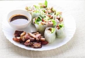 involtini primavera asiatici freschi e assortiti con carne di maiale alla griglia, verdure fresche. piatto sano e delizioso foto