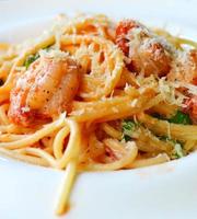 deliziosi spaghetti alla pasta con gamberi e altri frutti di mare