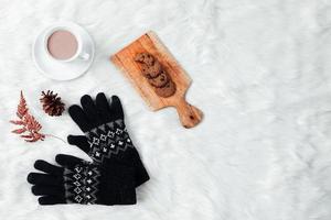 piatto con composizione creativa di accessori invernali sfondo foto