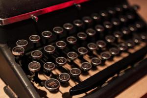 primo piano della macchina da scrivere vintage e retrò sul tavolo di legno foto