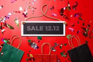 12.12 giorno dello shopping super vendita piatto laico concetto su sfondo rosso foto