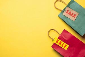 shopping bag con etichetta di promozione della vendita con spazio per la copia per lo shopping in vendita sullo sfondo
