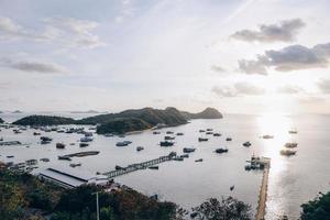 vista dall'alto del mare con molte barche con cielo al tramonto foto