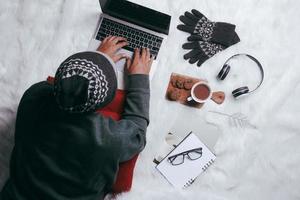 l'uomo lavora con il laptop nella stagione invernale foto