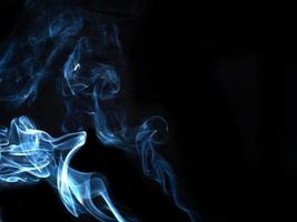 trama di fumo su sfondo nero foto