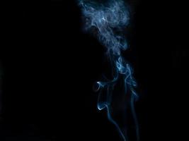 trama di fumo su sfondo nero. foto