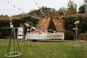 buffet di benvenuto con alcolici e snack foto