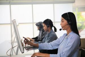 concetto di squadra di servizio. vendita di operatori o contact center in ufficio, call center per le informazioni, ufficio di supporto alle vendite del team professionale di qualità. azienda rappresentativa del posto di lavoro dell'ambiente. foto