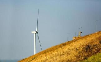 il funzionamento della turbina eolica, il cielo blu, il concetto di potenza energetica