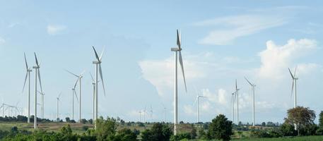 il funzionamento della turbina eolica, il cielo blu, il concetto di potenza energetica