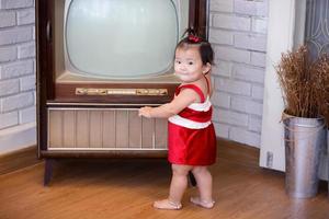 bambina in costume rosso per tema natalizio. foto