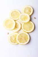 pila di fetta di agrumi. limoni. su sfondo bianco foto