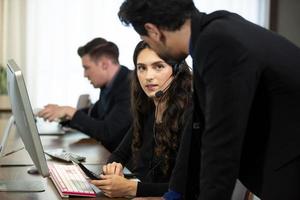 concetto di squadra di servizio. vendita di operatori o contact center in ufficio, call center per le informazioni, ufficio di supporto alle vendite del team professionale di qualità. azienda rappresentativa del posto di lavoro dell'ambiente. foto