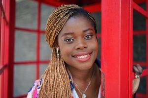 ritratto di giovani ragazze di pelle nera con acconciatura afro in posa all'aperto. foto