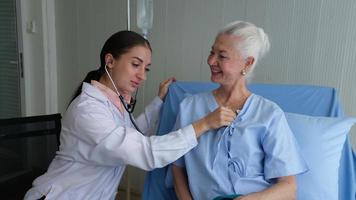 medico di sesso femminile e paziente anziano check-up in ospedale. foto