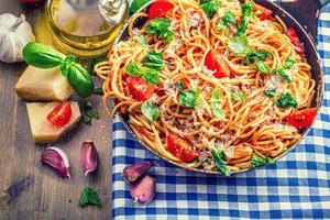 spaghetti alla bolognese con pomodorini e basilico.