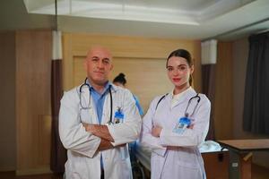 equipe medica internazionale. personale medico ospedaliero. incontro medico e infermiere asiatico e caucasico di razza mista. clinica e stetoscopio. foto