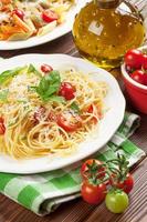 spaghetti e penne al pomodoro e basilico foto