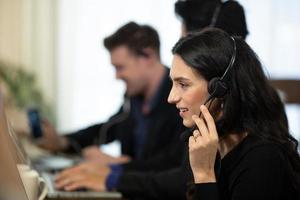 concetto di squadra di servizio. vendita di operatori o contact center in ufficio, call center per le informazioni, ufficio di supporto alle vendite del team professionale di qualità. azienda rappresentativa del posto di lavoro dell'ambiente. foto