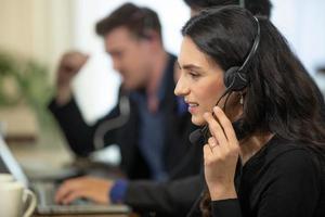 concetto di squadra di servizio. vendita di operatori o contact center in ufficio, call center per le informazioni, ufficio di supporto alle vendite del team professionale di qualità. azienda rappresentativa del posto di lavoro dell'ambiente. foto