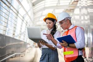 l'ingegnere e la donna d'affari che controllano gli appunti al cantiere edile. il concetto di ingegneria, costruzione, vita cittadina e futuro. foto