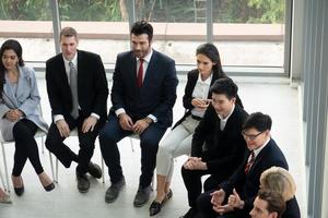 relatore che fa una presentazione in sala. udienza o sala conferenze. vista posteriore di partecipanti non riconosciuti in pubblico. evento convegno scientifico, formazione foto