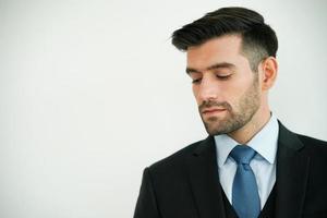 elegante giovane uomo bello caucasico su sfondo bianco, ritratto di moda in studio. foto