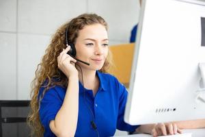 concetto di squadra di servizio. vendita di operatori o contact center in ufficio, call center per le informazioni, ufficio di supporto alle vendite del team professionale di qualità. azienda rappresentativa del posto di lavoro dell'ambiente. foto