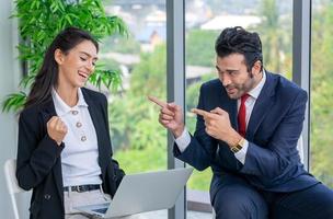 colleghi di lavoro nella discussione della riunione di squadra foto