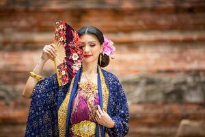 signora balinese in abito tradizionale foto