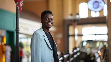 ritratto di giovane uomo afroamericano hipster in posa all'aperto. foto