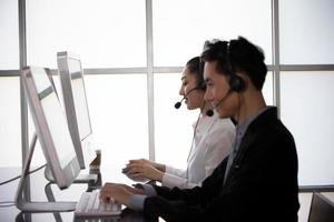 concetto di squadra di servizio. vendita di operatori o contact center in ufficio, call center per le informazioni, ufficio di supporto alle vendite del team professionale di qualità. azienda rappresentativa del posto di lavoro dell'ambiente. foto