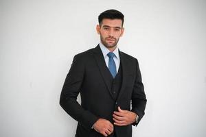 elegante giovane uomo bello caucasico su sfondo bianco, ritratto di moda in studio. foto