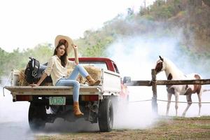 giovane donna con il suo cavallo nella luce del tramonto di sera. fotografia all'aperto con ragazza modella. umore dello stile di vita foto