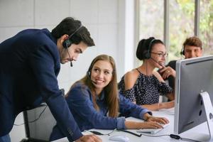 concetto di squadra di servizio. vendita di operatori o contact center in ufficio, call center per le informazioni, ufficio di supporto alle vendite del team professionale di qualità. azienda rappresentativa del posto di lavoro dell'ambiente. foto