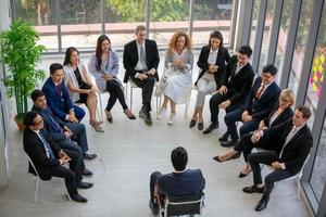 relatore che fa una presentazione in sala. udienza o sala conferenze. vista posteriore di partecipanti non riconosciuti in pubblico. evento convegno scientifico, formazione foto