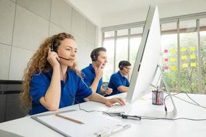 concetto di squadra di servizio. vendita di operatori o contact center in ufficio, call center per le informazioni, ufficio di supporto alle vendite del team professionale di qualità. azienda rappresentativa del posto di lavoro dell'ambiente. foto