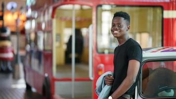 uomo afroamericano che si diverte a camminare nel centro della città - giovane ragazzo felice che si gode il tempo al tramonto all'aperto - stile di vita della generazione millenaria e concetto di atteggiamento positivo delle persone foto