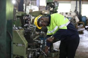 qualità professionale delle abilità del lavoratore dell'ingegnere degli uomini, manutenzione, operaio di fabbrica dell'industria di formazione, officina del magazzino per gli operatori della fabbrica, produzione del team di ingegneria meccanica. foto