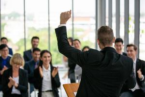 gruppo di persone che ascoltano professionisti aziendali esperti che li aiutano a elaborare una nuova strategia aziendale. foto