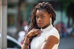 concetto di moda e bellezza ritratto attraente del primo piano della donna afroamericana foto