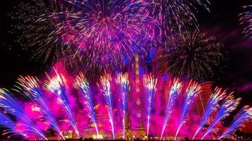 fuochi d'artificio colorati per celebrare il nuovo anno al fiume Chao Phraya a Bangkok, in Thailandia. foto