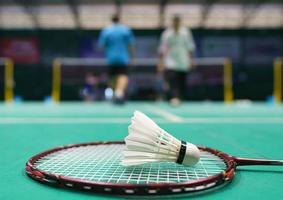 volano sul campo da gioco di badminton verde foto